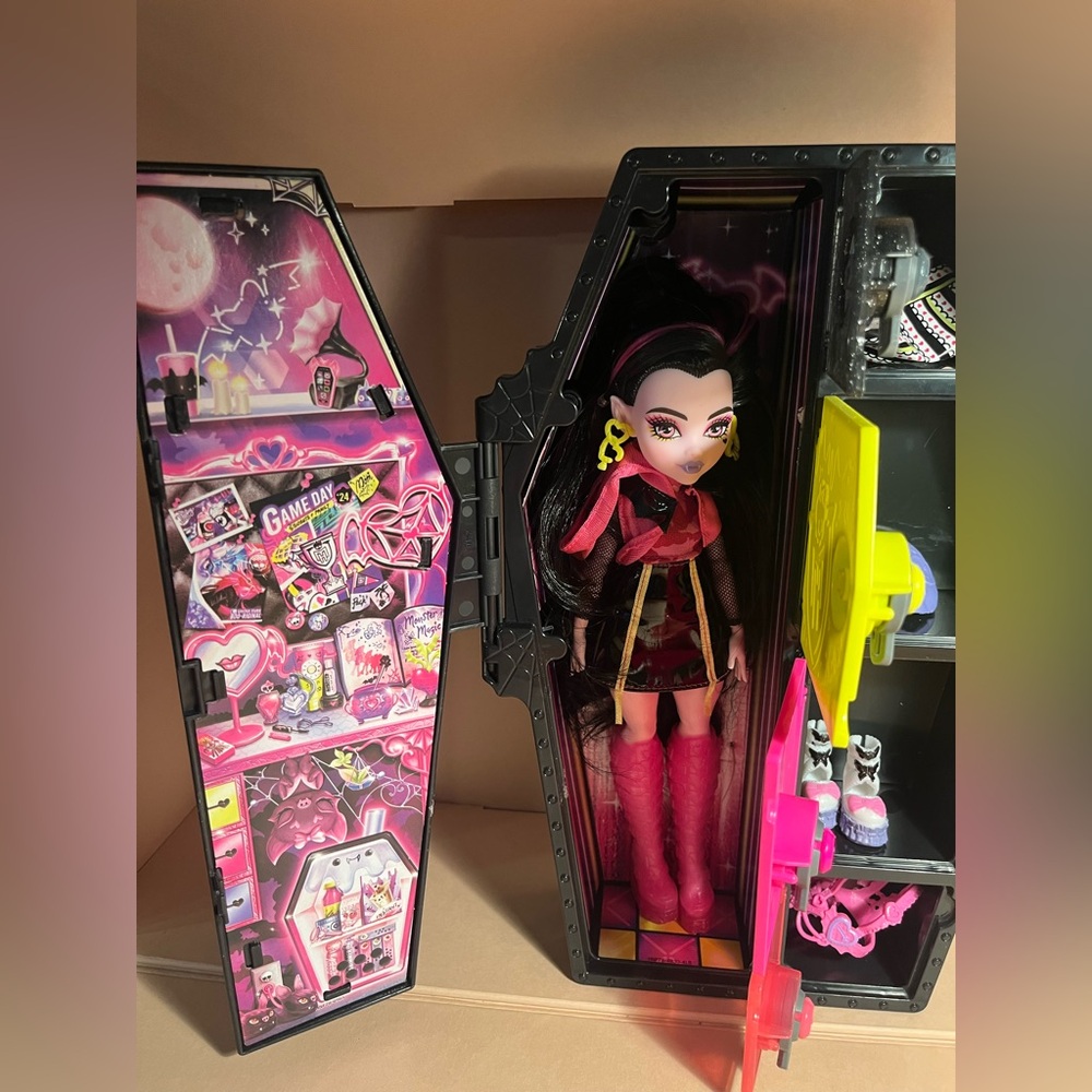Monster High Doll With storage case 🍒🎀🍒🎀🍒🎀🍒💋🍒🎀🍒🎀🍒💋🍒💋🍒💋🍒 - Picture 2 of 3